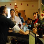 Secretary Ross trades holiday stories with employees at the Plant Pest Diagnostics Center