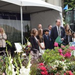 Jamie Johansson presenting an award to students